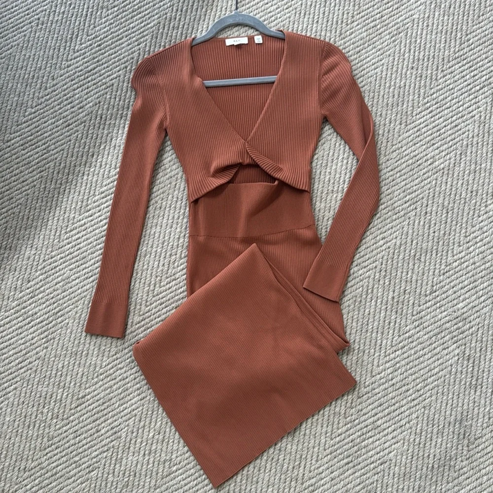 ALC fitted maxi with statement center cut.
Never worn XS - Picture 4 of 6